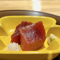 炭火割烹 庵 - お刺身 ニュージーランド産マグロ赤身
                      酸味もなく味わいとしては希薄ですが、添えられた長芋と一緒に食べればマグロの山掛けとなります。
