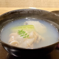 炭火割烹 庵 - 木耳入り真薯に蛤のお椀
                    蛤・昆布・鰹節のお出汁、旨味と風味がしっかりと出てます。
                    ふわりとした真薯に木耳の食感のコントラストが良いです♪
                    旬の冬瓜が旨味のあるお出汁の中で薄味でさっぱりといただけます。