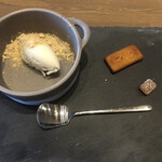 レストラン クルール - 米粉で作られたアイスは濃厚でした。小菓子のフィナンシェも美味しかったです。