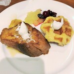 軽井沢マリオットホテル - 出来立てフレンチトースト、ワッフル、ブルーベリー、林檎のコンポート