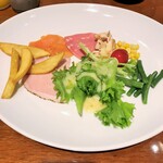 軽井沢マリオットホテル - 野菜サラダとハム