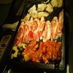韓国料理 プングム - 肉を焼いているところ。