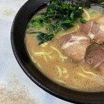 川崎家 - バランス型だけど醤油感も強めのスープ。