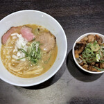 Nakamotsuya Nishihomma Chiten - 鶏白湯ラーメン 醤油 炙りミニヘタ丼 上から