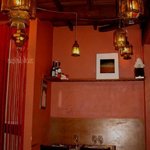 Dar Roiseau - 店内 - 赤塗りの壁とモロッコ風のランプたち