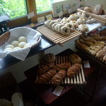 粉kona屋 - 店内・一間にパンが並ぶ。