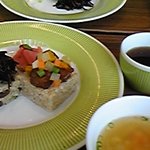 マクロビカフェ - 奥）ｼﾝﾌﾟﾙｾｯﾄ\1000　手前）玄米すしｹｰｷｾｯﾄ\1000