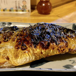 湯島 天神下 炭屋 - 湯島の鯖定食
            鯖が大きい！
            串に刺して炭火で焼いた鯖です。