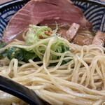 極麺 青二犀 - このスープに合うやや平打ちストレート細麺