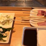 Kushiya Monogatari - サラダ＆海藻♪ソースも8種類ぐらいから選べます