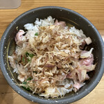 極麺 青二犀 - 生姜風味の大人のチャーシュー丼　角切りレアチャーシューとおかかがたっぷり！