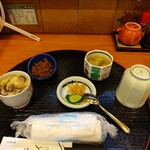 活魚料理ととや - まずセットされる小鉢他