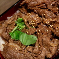 極上松阪牛 牛追道中 - 焼肉重（赤だし付）