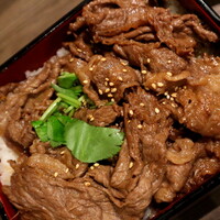 極上松阪牛 牛追道中 - 焼肉重（赤だし付）