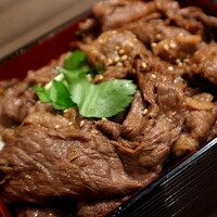 極上松阪牛 牛追道中 - 焼肉重（赤だし付）