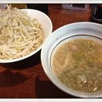 天運我に有り - 背脂つけ麺780円
ニンニクコール