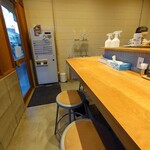 麺屋 つむぎ - カウンター席からの入口方面