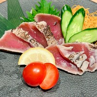 肉と日本酒いぶり 有楽町店 - 塩麹漬けマグロのたたき　880円