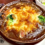 ストーン - グツグツの状態で提供される焼きカレー