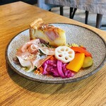 MAISON INCO - オードブル　キッシュ、生ハム、ピクルスなど。