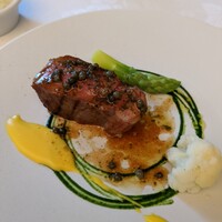 マダム・トキ - 北海道産十勝産「どろ豚」のポワレ 　パプリカとピマンデスペレットのブールノワゼット