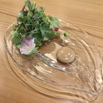 37+1 - 30種類以上の自家製・契約農家さんの野菜を使ったサラダと、醤油ベースのソース