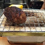 東京バーグ屋 - ハンバーグはこうして七輪の上に提供されるので冷める心配がありません。