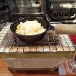 東京バーグ屋 - チーズは小さなスキレットで提供されるので七輪に乗せて溶かします