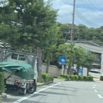 モダン和食 かみや - 店を過ぎて静かにの青い看板を左折