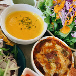 カフェ 八曲音 - ポタージュスープと豆のトマト煮込み