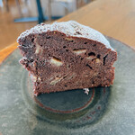 カフェ 八曲音 - りんごのダークココアケーキ