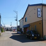 円来 - 駐車場は奥に見える赤い看板の所