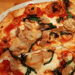 Pizzeria Cafe KOBERTA - カリッと焼いたジューシーな豚バラの旨味と、爽やかな大葉が相性抜群！チーズやトマトソースと違和感なくなじむ組み合わせ