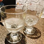 Hanarai - 雁木 純米酒。
      一人分をグラス2つに分けていただきました！