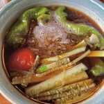 Sobaen Satake - すっきりとした酸味のあるつけ汁。野菜の具は、茄子、ピーマン、胡瓜、プチトマト、南瓜など