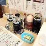 Ramen Yokoduna - ラーメン横綱　 外大前店の卓上調味料（13.03）
