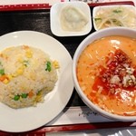 聚中縁餃子 - 刀削麺と炒飯のセット ９３０円
            
