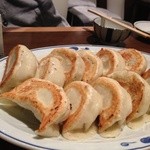 居酒屋やおや - 大きな餃子