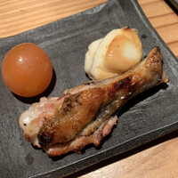 とり茶太郎 - 燻製盛り合わせ
                    ほろほろ鳥の手羽元、キンカン、チーズ。
                    死ねます。