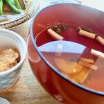 Andanchi Shokudou - ●お味噌汁はお味噌を加減できますミャ。おだしに高野豆腐、人参、しいたけのほっこり