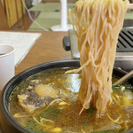 ひらた - 細めの麺にスープしっかり絡んできます