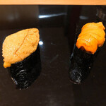 鮨 西むら - 左が紫ウニ、右が馬糞ウニ