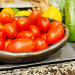 いさみ寿司 北斎 - 【カウンター】目の前には新鮮そうな野菜が並ぶ。