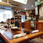 グリル十勝 - オジサンたちは黙々と食べていた。