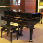 BASILICO - フロントの前のピアノ