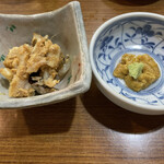 Yuugiri - お通しのアンコウの和物（左）とウニ（右）