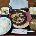 ナカガワ☆スエ食堂 - 親鶏炭火焼定食1200円