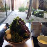 鶴屋吉信 - 宇治大納言かき氷　1100円　熱いお茶　冷たいお茶　練乳付き