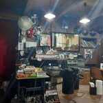 ナカガワ☆スエ食堂 - ロックな店内(プレスリーや永ちゃんグッズがいっぱい)