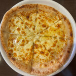 ナチュラルビュッフェ ユコーネ - チーズとはちみつのデザートピザはハニーチーズナンが好きな人は絶対好きな味！